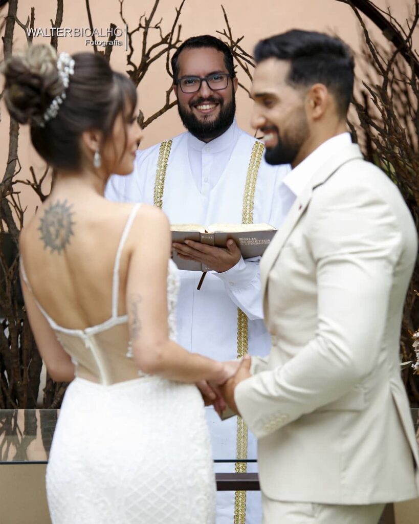 Mariel Marra conduzindo uma cerimônia de casamento